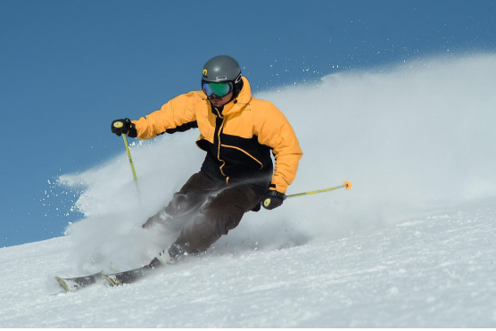 LQ_Blog_yellow_jacket_skiing_downhill.png